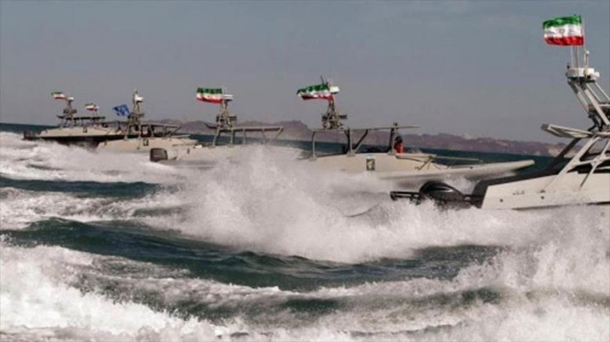 Lanchas rápidas del Cuerpo de Guardianes de la Revolución Islámica de Irán (CGRI), durante un ejercicio naval en el Golfo Pérsico.