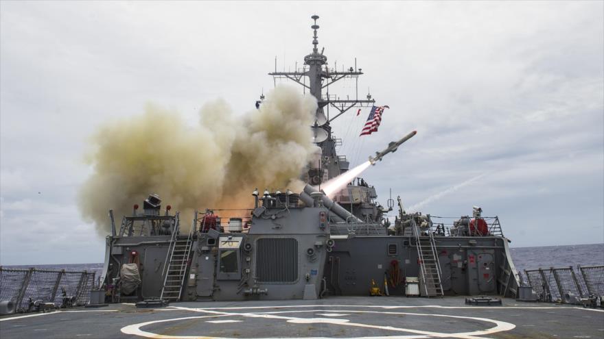 El destructor estadounidense USS Stethem lanza un misil antibuque tipo Harpoon durante unos ejercicios militares.