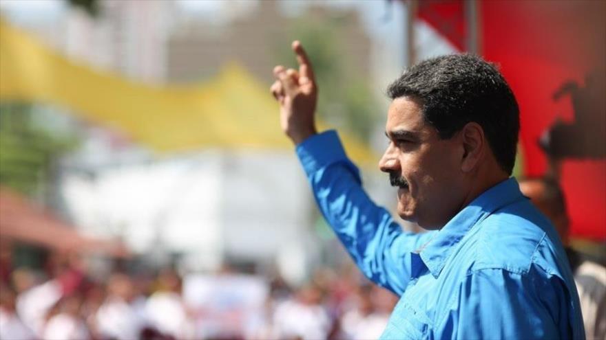 El presidente venezolano, Nicolás Maduro, pronuncia un discurso durante la marcha de estudiantes chavistas en Caracas, capital, 26 de abril de 2017.
