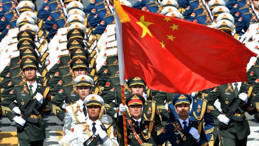 La delegación del Ejército Popular de Liberación de China participan en el desfile en la Plaza Roja de Moscú, capital rusa.
