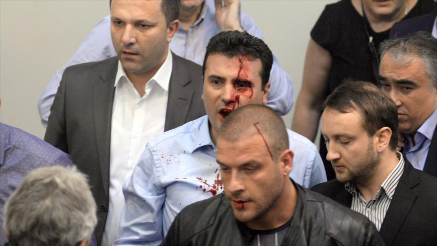 Manifestantes agreden a legisladores — Macedonia