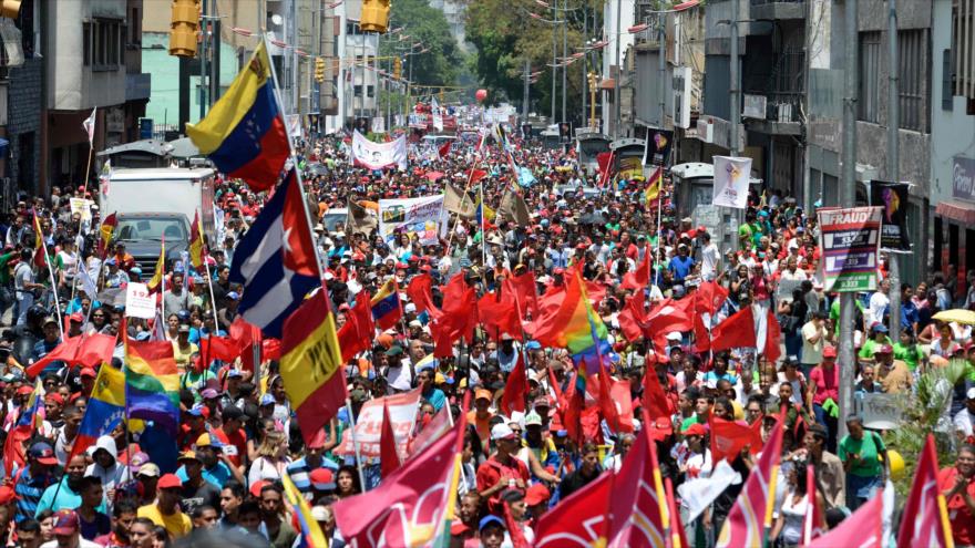 Los partidarios del presidente venezolano, Nicolás Maduro, marchan en Caracas, capital, 26 de abril de 2017.