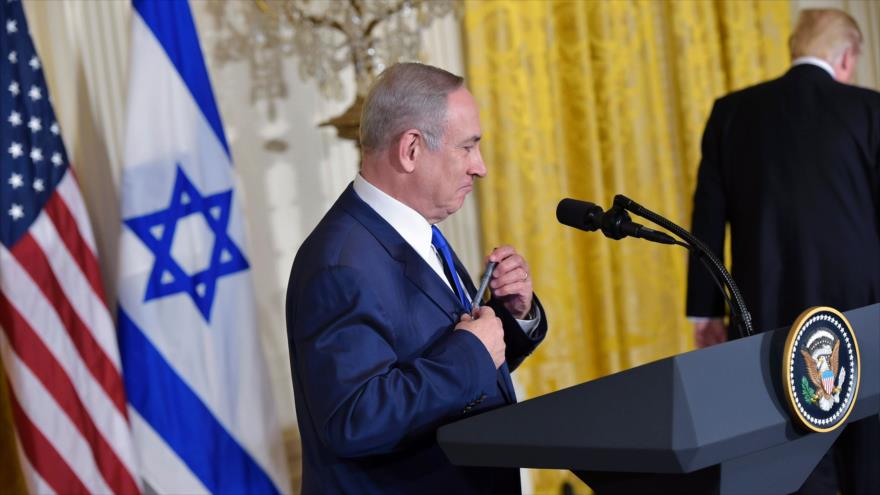 El primer ministro del régimen israelí, Benyamin Netanyahu, se prepara para salir de la sala de la conferencia tras participar en una rueda de prensa con el presidente estadounidense, Donald Trump, en Washington, EE.UU., 15 de febrero de 2017.
