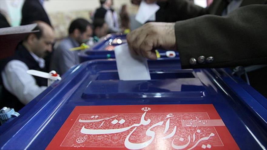 Los iraníes acuden a un centro de votación para ejercer su derecho al voto en las elecciones presidenciales, 14 de junio de 2013.