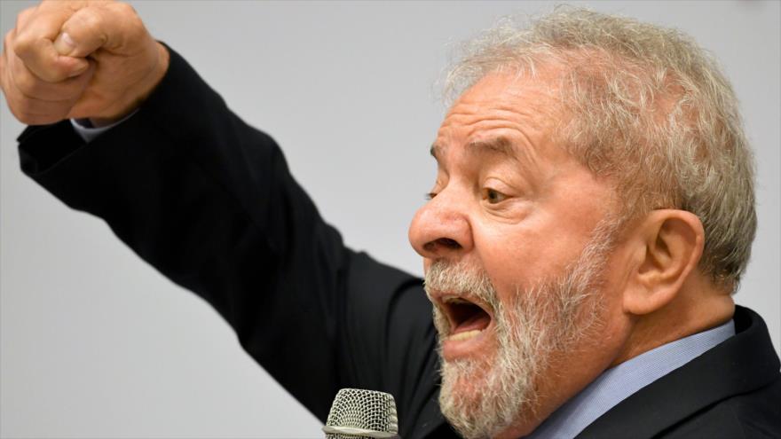 El expresidente brasileño (2003-2010), Luiz Inácio Lula da Silva, pronuncia un discurso en un seminario sobre "Estrategias para la economía brasileña" promovido por el Partido de los Trabajadores (PT) en Brasilia, 24 de abril de 2017. 