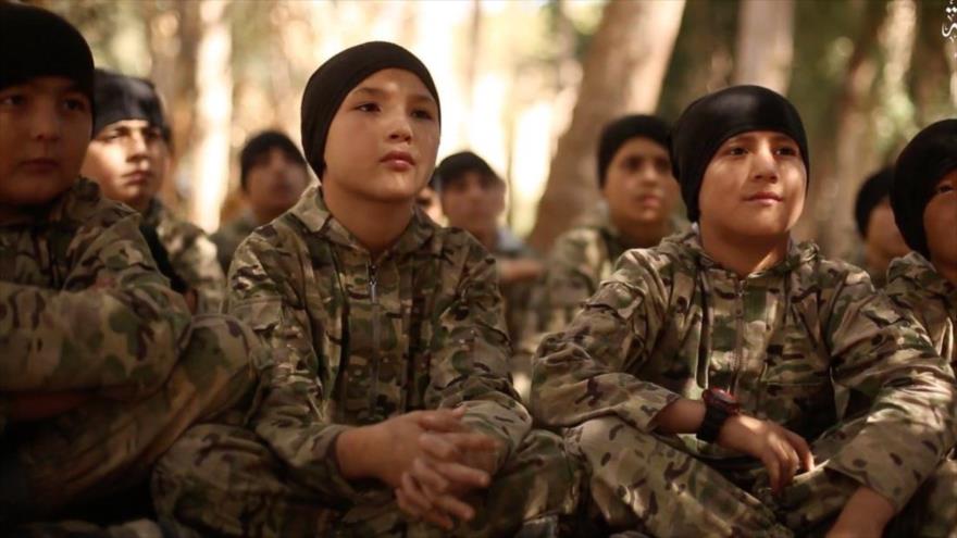Niños soldados del EIIL reciben entrenamiento militar en Siria.