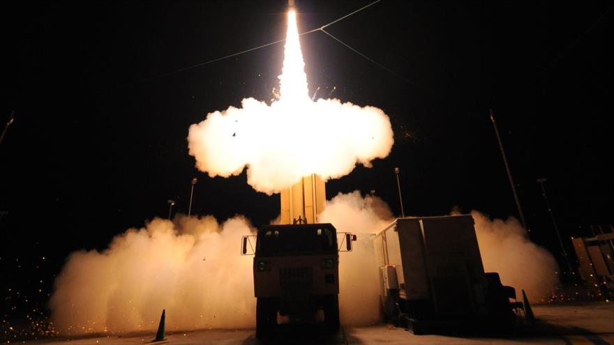 Lanzamiento de misil por escudo antiaéreo THAAD, de fabricación estadounidense.
