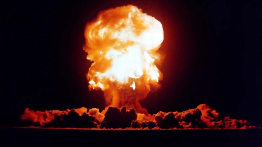Explosión provocada por una prueba de armas nucleares por parte de EE.UU. en el estado de Nevada en 1957.