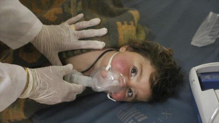 Un médico sirio trata a un niño en un hospital improvisado tras un presunto ataque químico en la ciudad siria de Jan Sheijun.