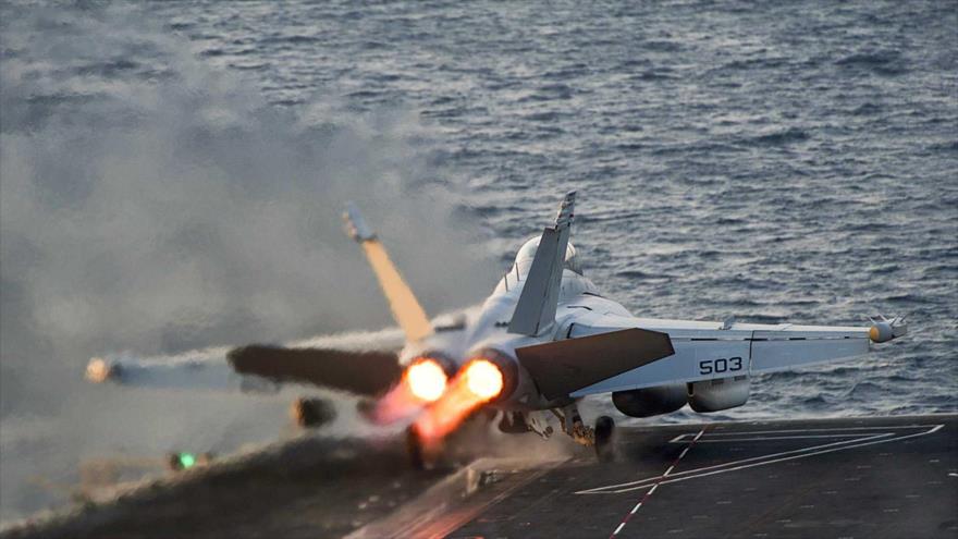 Un caza F-18 Super Hornet despega de un portaaviones para realizar ataques aéreos en Siria.