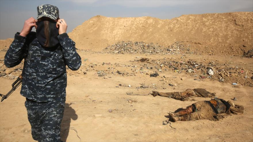 Un integrante de las fuerzas de seguridad iraquíes en la zona de Hamam al-Alil, donde se descubrió una fosa común de víctimas de Daesh, 8 de noviembre de 2016.