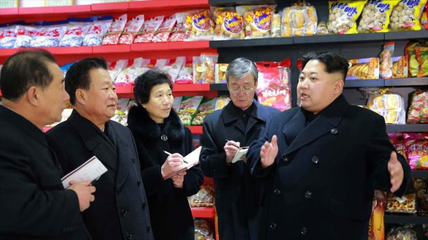 El líder de Corea del Norte, Kim Jong-un, visita una tienda de alimentos en Pyongyang.