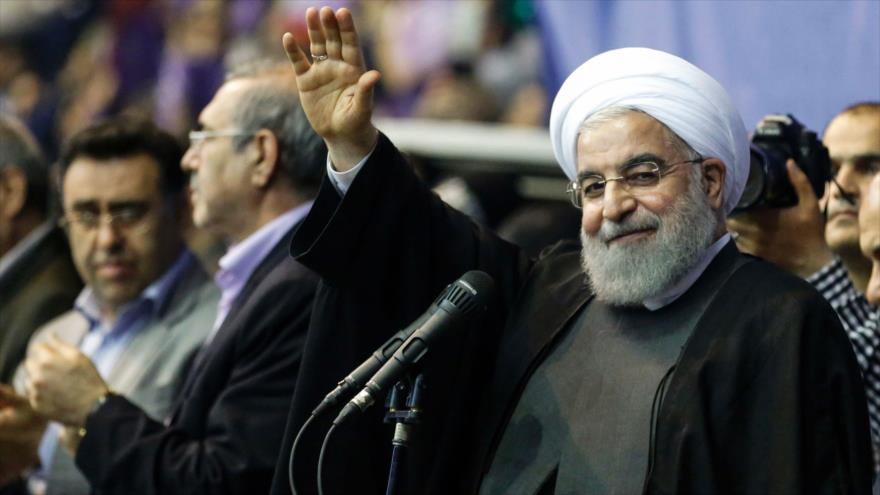 El presidente iraní Hasan Rohani agita la mano a sus partidarios en un acto electoral en Teherán 13 de mayo de 2017