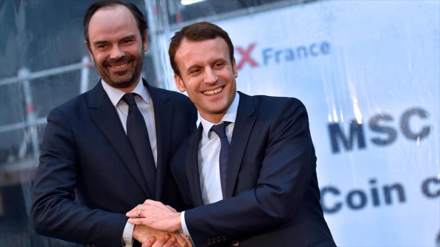 El presidente galo, Emmanuel Macron (dcha.) se estrecha las manos con Edouard Philippe, nuevo primer ministro de Francia, 1 de febrero de 2016.