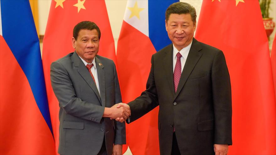El presidente filipino, Rodrigo Duterte (iza.), junto con su par chino, Xi Jinping, en Pekín, la capital de China, 15 de mayo de 2017.
