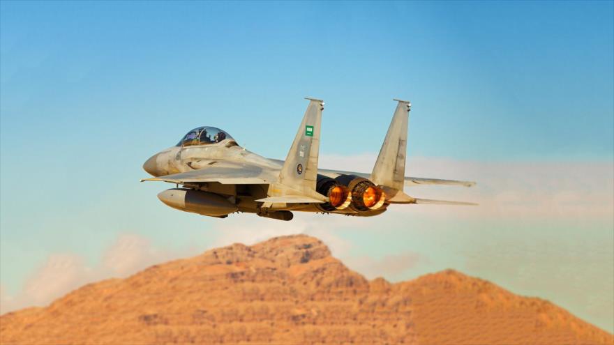 Un caza F-15 de Arabia Saudí participa en una maniobra militar.