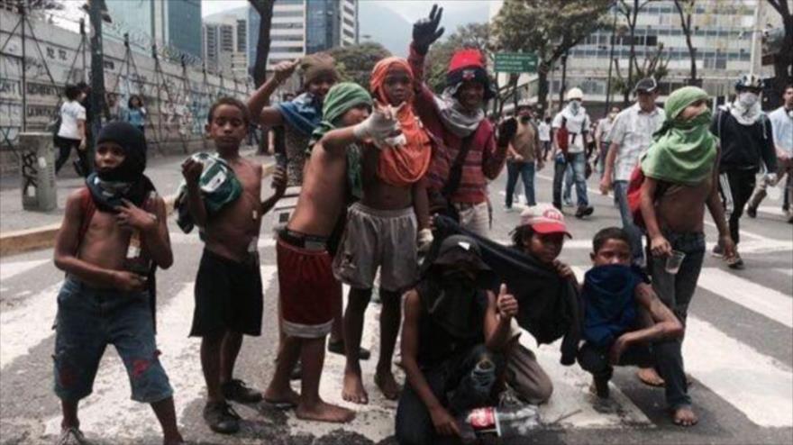 Niños son usados por la oposición venezolana en protestas.