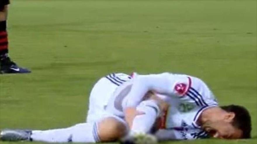 La ridícula actuación de un jugador que simuló una falta