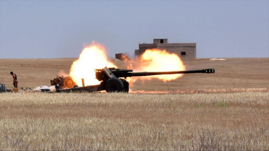 Las fuerzas sirias disparan su artillería contra las posiciones del grupo terrorista EIIL en Maskana, 16 de mayo de 2017.