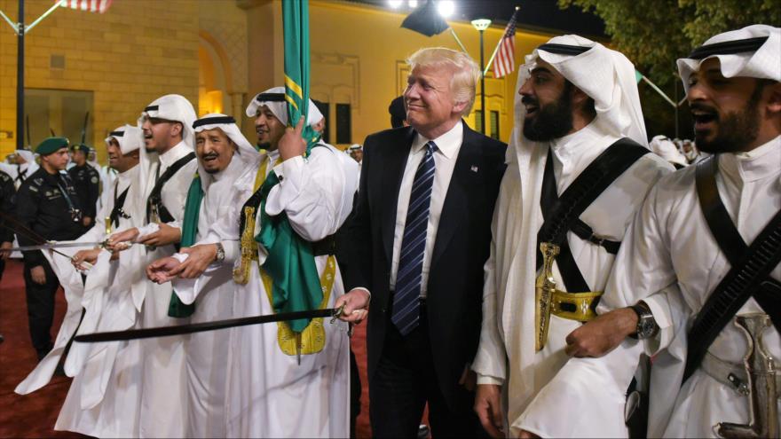 El presidente de Estados Unidos, Donald Trump, baila una danza tradicional árabe con espadas en Riad, capital saudí, 20 de mayo de 2017.