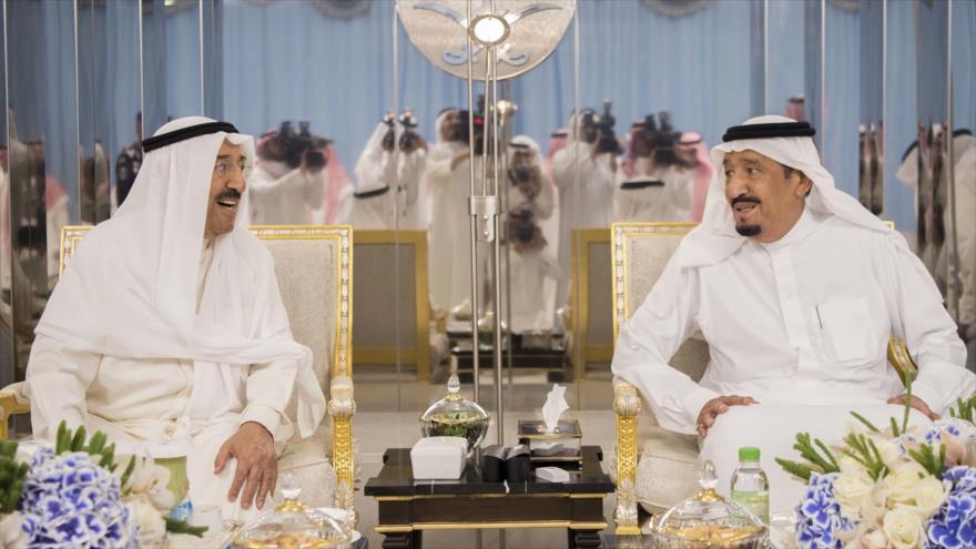 El rey Salman bin Abdulaziz Al Saud (dcha.), se reúne con el emir kuwaití, el sheij Sabah al-Ahmad al-Yaber Al Sabah en Yida, 6 de junio de 2017.