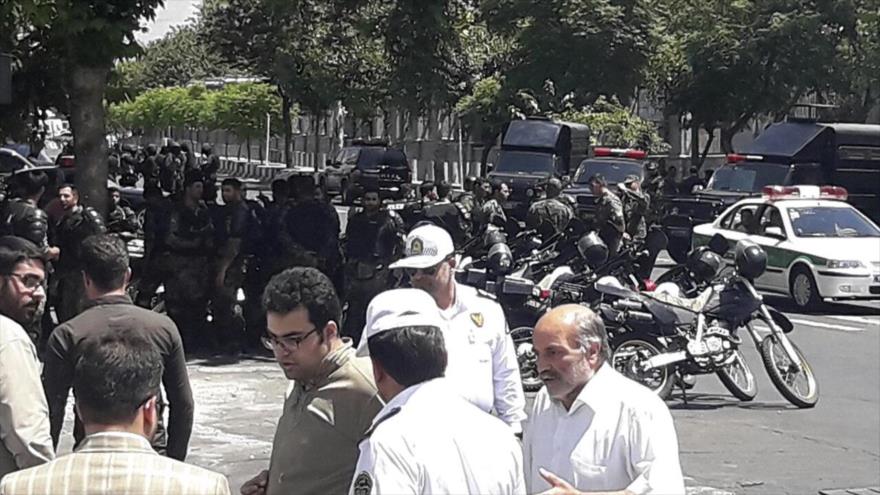 Fuerzas de seguridad y agentes de la Policía se despliegan en las calles cercanas al Parlamento iraní, 7 de junio de 2017.