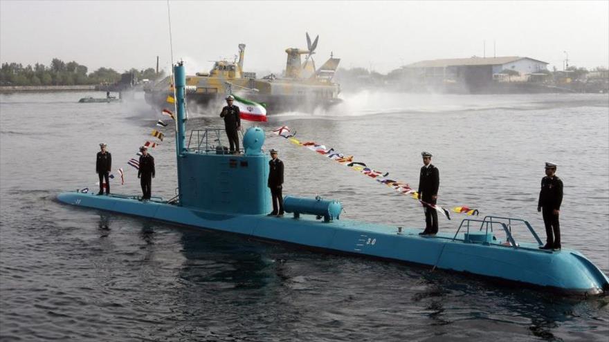 Submarino iraní Qadir durante una maniobra militar en el Golfo Pérsico.