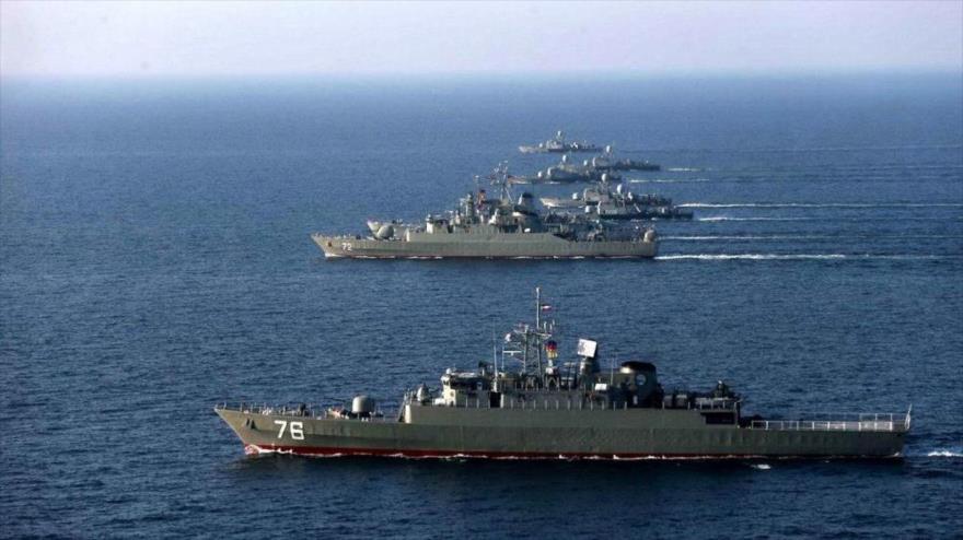 Buques de guerra iraníes en una maniobra naval.