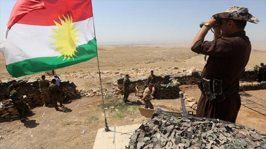 Bandera de la región semiautónoma del Kurdistán iraquí en una base de las fuerzas kurdas.