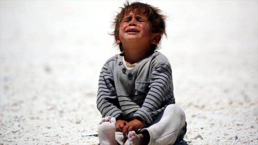 Un niño sirio desplazado llora en un campamento temporal en el pueblo de Ain Isa, en el norte de Siria, el 10 de junio de 2017.