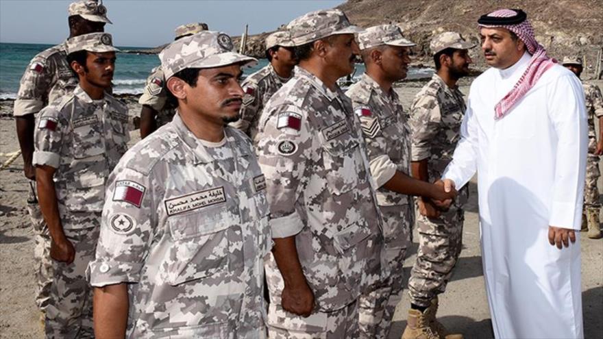 El ministro de Defensa de Catar, Jaled bin Mohamad al-Atiya, visita a las fuerzas de paz cataríes en la frontera entre Yibuti y Eritrea, junio de 2016.
