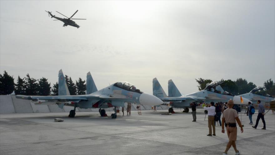Aviones rusos Sujoi Su-30 estacionados en la base aérea de Hemeimem, en Siria, 22 de octubre de 2015.