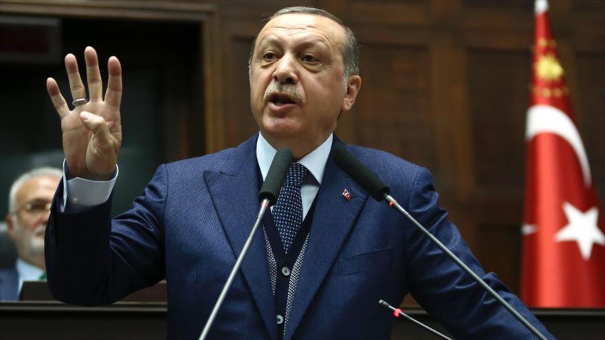 El presidente turco, Recep Tayyip Erdogan, ofrece discurso ante diputados de su partido AKP en Ankara, capital de Turquía, 13 de junio de 2017.