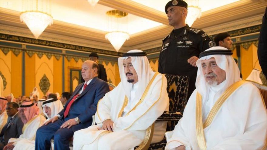 El rey de Arabia Saudí, Salman bin Abdulaziz Al Saud (2º a la dcha.) en la ceremonia del rezo del Eid al-Fitr, 25 de junio de 2017.