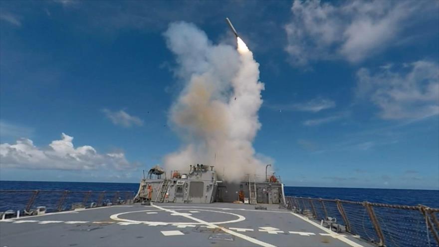 O lançamento de um míssil de cruzeiro Tomahawk por um destróier americano.