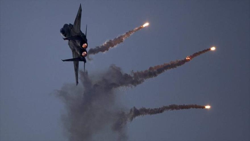 Un avión de guerra de la fuerza aérea israelí en una maniobra.
