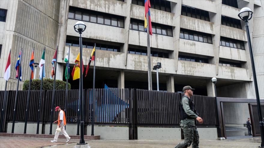 Un miembro de la Guardia Nacional de Venezuela pasa por el edificio del Tribunal Supremo de Justicia, 28 de junio de 2017.