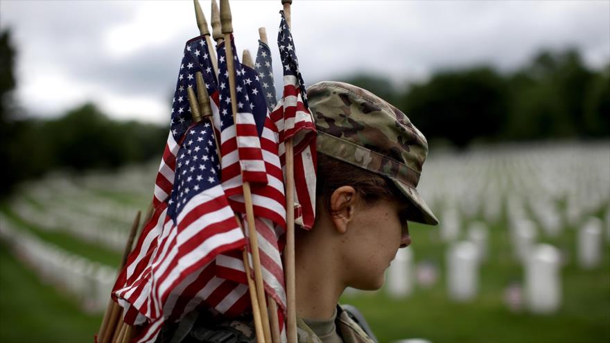 Una militar estadounidense pasea por el cementerio nacional de Arlington, Virginia, 25 de mayo de 2017. 