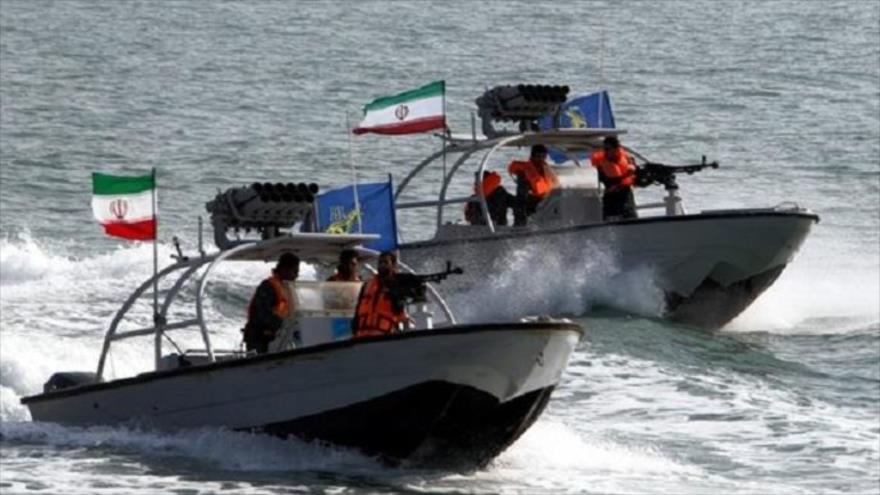 Dos barcos de combate del Cuerpo de Guardianes de la Revolución Islámica de Irán (CGRI), durante una maniobra en el Golfo Pérsico.