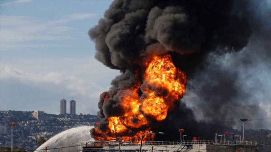 Un incendio en un almacenamiento de combustible en una refinería en Haifa, en los territorios ocupados palestinos, 25 de diciembre de 2016.