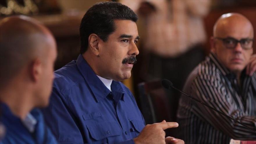 Maduro a opositores: no 'se vuelvan locos' y hablen por la paz