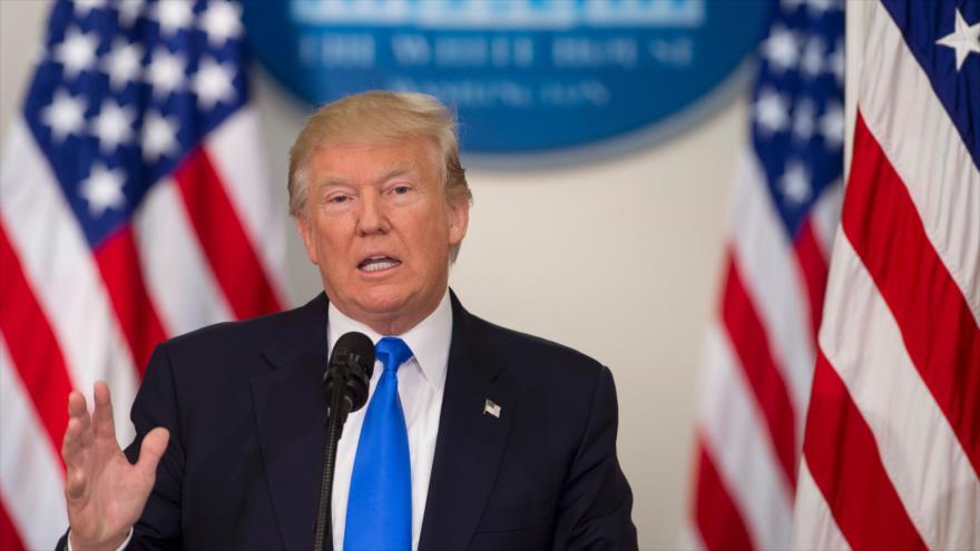 Trump destaca en Twitter su poder para perdonar crímenes