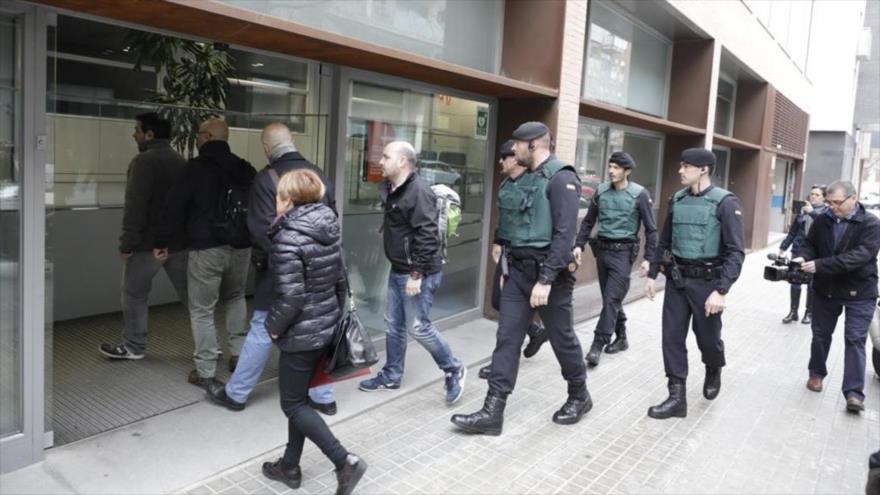 Los agentes de la Guardia Civil entran en una institución local en Barcelona.