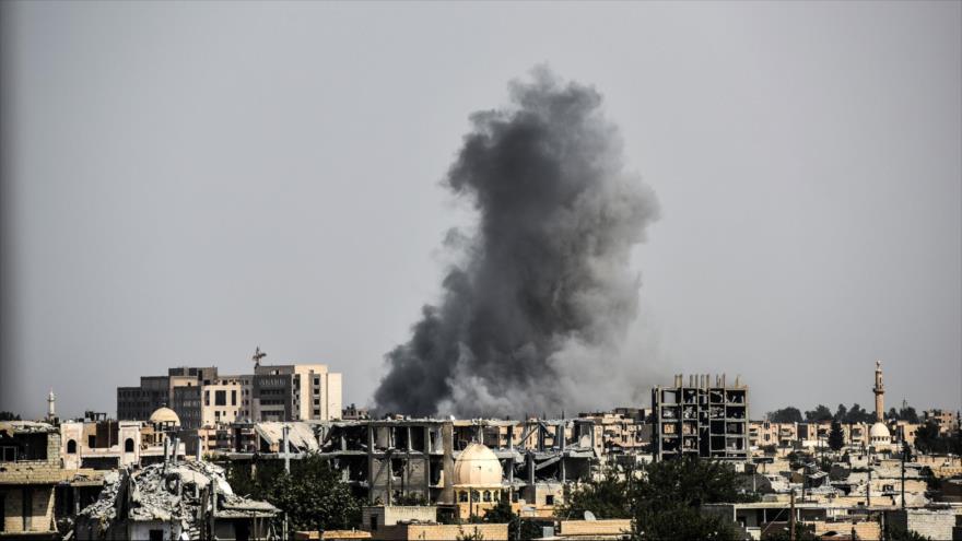 Humareda tras un ataque aéreo lanzado por la llamada coalición anti-EIIL en la ciudad de Al-Raqa, 17 de julio de 2017.