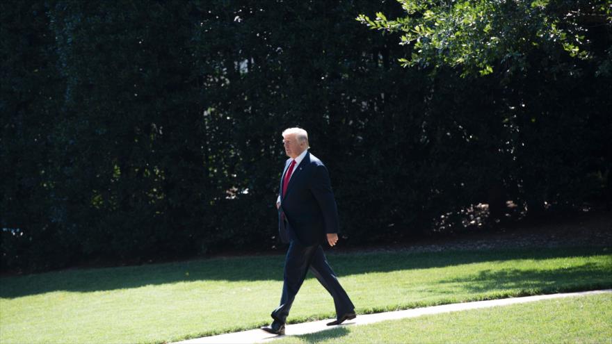 El presidente de EE.UU., Donald Trump, camina por el South Lawn de la Casa Blanca, antes de subir al helicóptero Marine One, 4 de agosto de 2017.