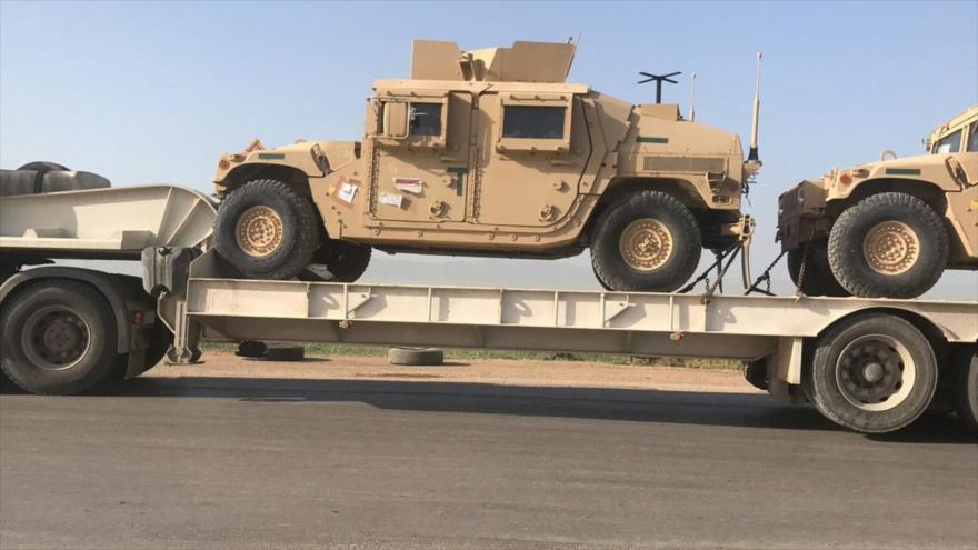 Vehículos blindados Humvee de fabricación estadounidense son transportados en un camión, en Siria.