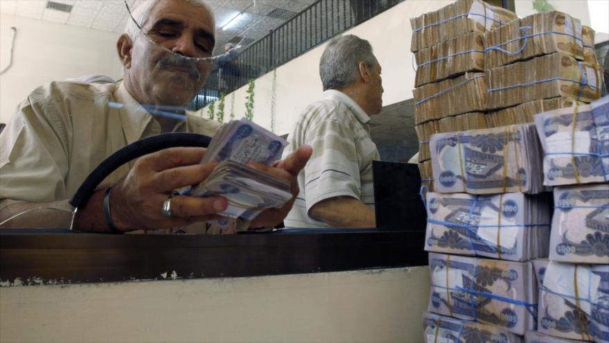 Un cliente en el banco de Al- Rafidain en Bagdad, capital de Irak, 21 de junio de 2009.