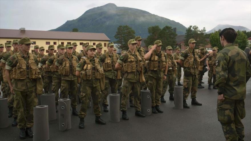 Reclutas se alinean para sus oficiales en el batallón blindado en Setermoen, en el norte de Noruega, 11 de agosto de 2016.