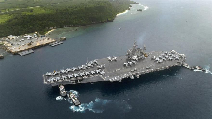 El portaaviones USS Kitty Hawk entra en el puerto de Apra para una visita a la base naval de EE.UU. en Guam.