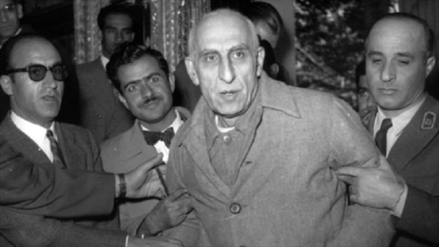 Las fuerzas de seguridad arrestan al primer ministro de Irán, Mohamad Mosadeq (1951-1953) después del golpe de Estado.